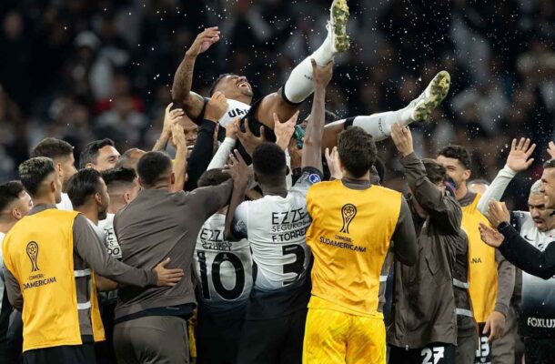 Já na Copa Sul-Americana, Timão engata três vitórias seguidas em cima de Nacional-PAR, Argentinos Juniors e Racing-URU, terminando em primeiro do seu grupo e avançando direto para as oitavas de final da competição continental. Contra o Racing-URU, aliás, marcou a última camisa do volante Paulinho pelo clube-Foto: Rodrigo Coca/Agência Corinthians