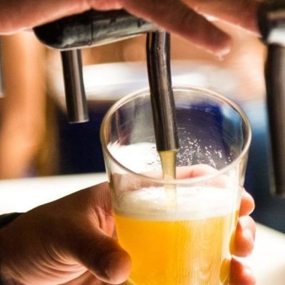 Maughan comentou sobre a ação das bebidas alcoólicas no organismo: “A cerveja causaria menos perda de água do que o uísque, porque você ingere mais líquido com a cerveja. Bebidas alcoólicas fortes irão desidratá-lo, bebidas alcoólicas diluídas, não