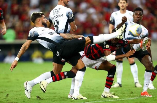 Contudo, o Brasileirão segue sendo o calvário. Corinthians empata sem gols com o Fortaleza em casa e perde para o Flamengo por 2 a 0, no Maracanã e segue na zona de rebaixamento da competição. - Foto: Gilvan de Souza/Flamengo