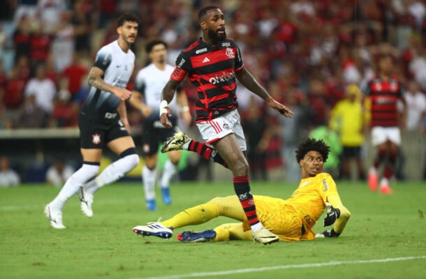 OUTUBRO - Corinthians encara o Flamengo pelo jogo de ida da semifinal da Copa do Brasil. Com uma partida muito abaixo, TimÃ£o perde por 1 a 0 no MaracanÃ£ e mais uma vez larga em desvantagem no mata-mata. - Foto: Gilvan de Souza/Flamengo