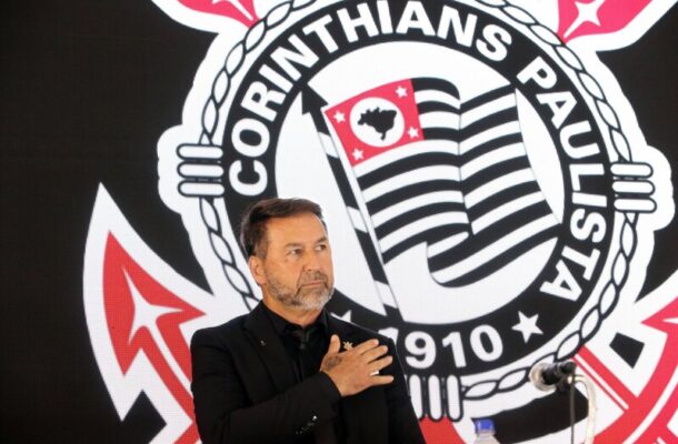 JANEIRO - O ano do Corinthians comeÃ§ou sob ''nova direÃ§Ã£o''. Afinal, o presidente Augusto Melo tomou posse como presidente do clube no dia 2 de janeiro, prometendo reforÃ§os e transparÃªncia em sua gestÃ£o. - Foto: Jose Manoel Idalgo / Corinthians 