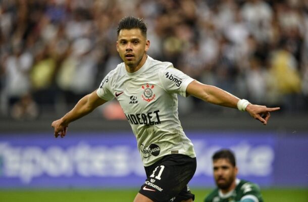 No primeiro jogo do ano dos profissionais, o Corinthians recebeu o Guarani, na Neo Química Arena, em sua estreia no Campeonato Paulista. Apesar da atuação abaixo do esperado, o Timão venceu o Bugre por 1 a 0, com um golaço de voleio do paraguaio Romero. - Foto: Renato Pizzuto/Ag. Paulistão