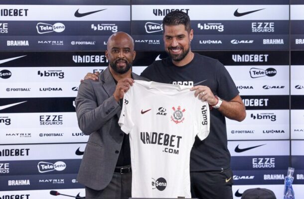 A diretoria do Timão procurou muitos nomes para substituir Mano Menezes. Após alguns dias, António Oliveira foi anunciado como novo técnico do Corinthians. Ele estava no Cuiabá, mas largou o trabalho no Dourado para assumir o Alvinegro em 2024. - Foto: Rodrigo Coca / Ag. Corinthians