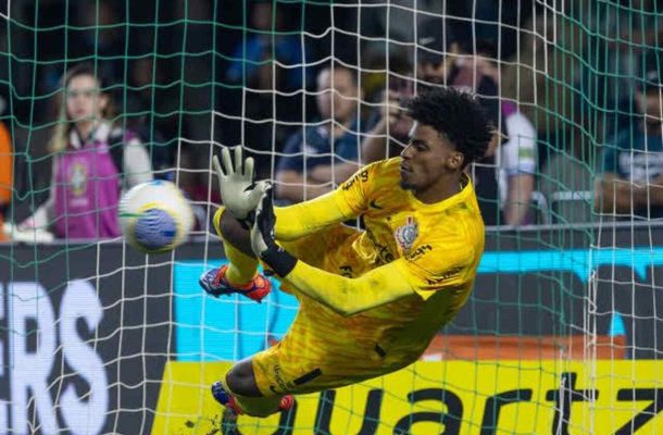 AGOSTO - No jogo de volta das oitavas de final da Copa do Brasil, Corinthians e Grêmio ficaram novamente no 0 a 0. O jogo aconteceu no Couto Pereira, já que a Arena do Grêmio ainda estava interditada por conta das enchentes que assolaram o Rio Grande do Sul. Nos pênaltis, brilhou a estrela de Hugo Souza, que defendeu uma cobrança e colocou o Alvinegro na próxima fase. - Foto: Rodrigo Coca/Agência Corinthians