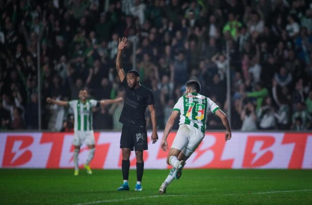 No final de agosto, o Corinthians começou a disputa das quartas de final da Copa do Brasil contra o Juventude. No duelo de ida, no Alfredo Jaconi, o Timão perdeu por 2 a 1 e saiu em desvantagem no confronto. - Foto: Fernando Alves/ECJ