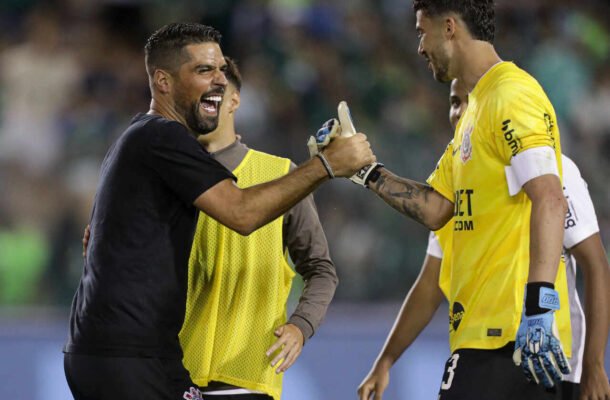 Contudo, o jogo que deu afirmação para António Oliveira aconteceu no dia 18 de fevereiro. O Corinthians encarou o Palmeiras e viu o arquirrival abrir 2 a 0. Mesmo com um jogador a menos, o Timão foi buscar o empate. Yuri Alberto e Rodrigo Garro marcaram e garantiram um ponto ao Alvinegro. A partida ficou marcada pelo zagueiro Gustavo Henrique terminar o embate no gol, já que Cássio havia sido expulso. - Foto: Rodrigo Coca/Agência Corinthians