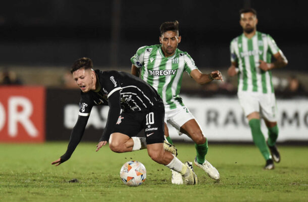 ABRIL -  O Corinthians estreia na Copa Sul-Americana contra o Racing, do Uruguai. Em Montevidéu. Apesar do favoritismo, Timão não consegue se impor e fica no empate em 1 a 1. -  Foto: Divulgação/Conmebol