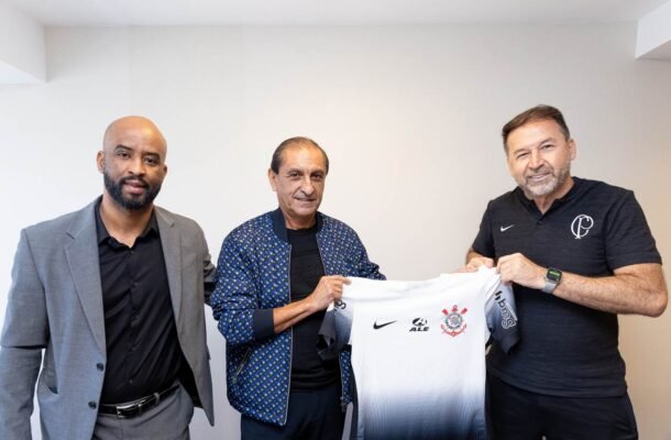 Corinthians anuncia Ramón Díaz como novo treinador. Argentino chega para substituir António Oliveira e tirar o Timão do Z-4. - Foto: Rodrigo Coca/Agência Corinthians