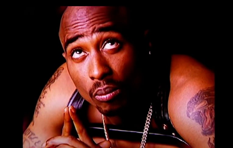 Nome da celebridade: Tupac - Conhecido mundialmente como rapper, Tupac começou a carreira na década de 1990. Ele morreu em 13 de setembro de 1996 aos 25 anos.