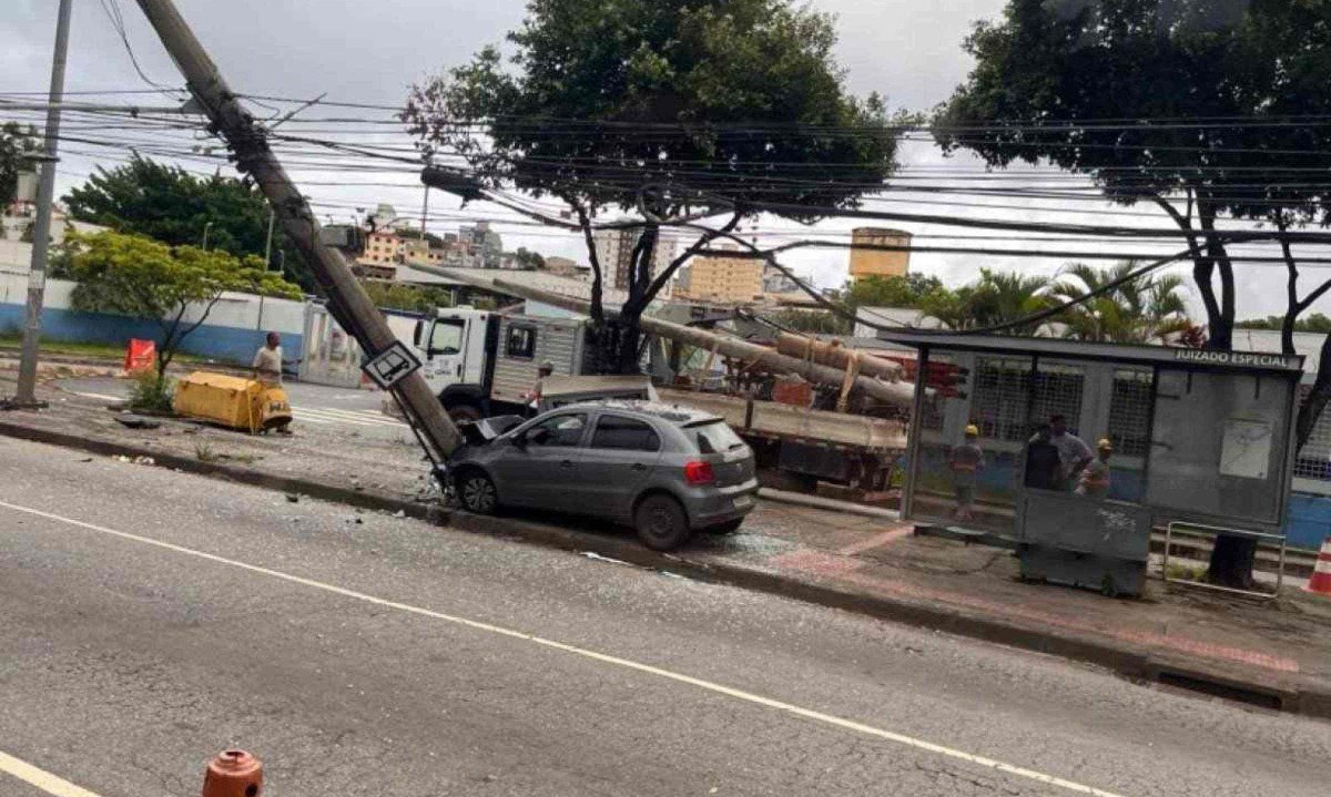 Após a colisão frontal, o poste tombou e parou inclinado sobre a via -  (crédito: Helvécio Carlos/EM/D.A Press)