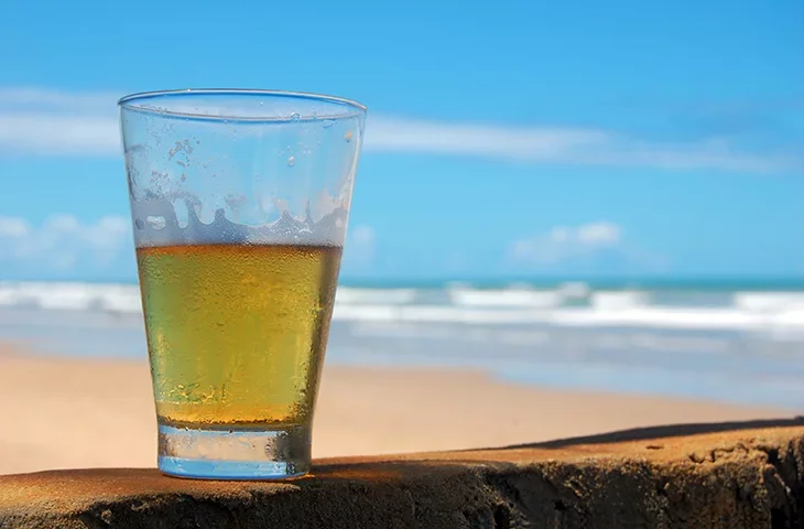 Cuidado com o álcool. Embora seja comum tomar cerveja, por exemplo, durante a folia, é importante alternar com água para diluir a concentração de álcool no sangue. A bebida alcoólica, inclusive, afrouxa a área da laringe, afetando a respiração e favorecendo o ronco. Tente não tomar nada alcoólico duas horas antes de dormir.   -  (crédito: Rodrigo Menezes / commons wikimedia)