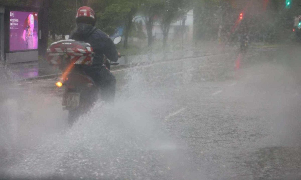 A chuva deixa ruas e avenidas com muita água na pista  -  (crédito: Marcos Vieira/EM/D.A Press)