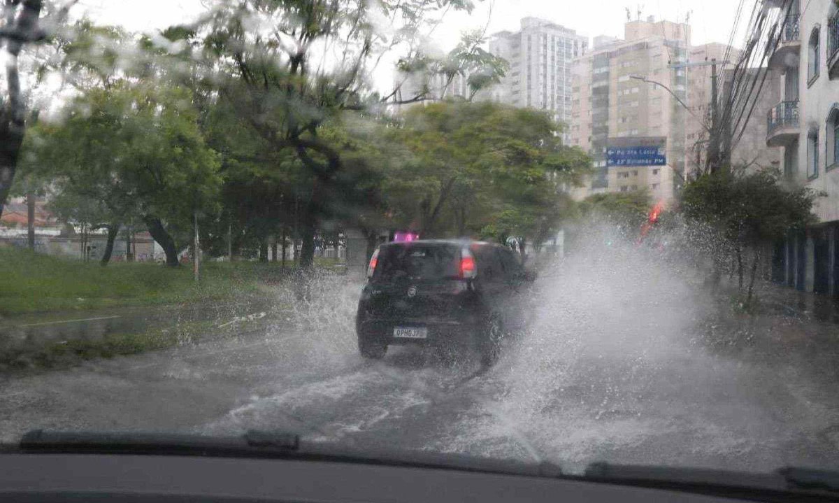 A forte chuva em BH deixou ruas e avenidas com muita água na pista na última quarta-feira (1º/1) -  (crédito: Marcos Vieira/EM/D.A Press)