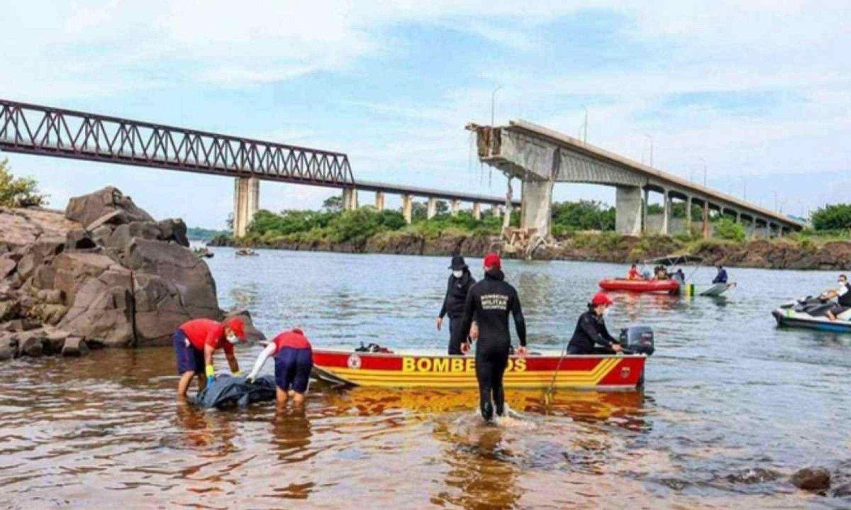 Mergulhadores trabalham em busca de vítimas da queda da ponte entre o Maranhão e Tocantins -  (crédito: Luiz Henrique Machado/Divulgação/Governo do Tocantins)