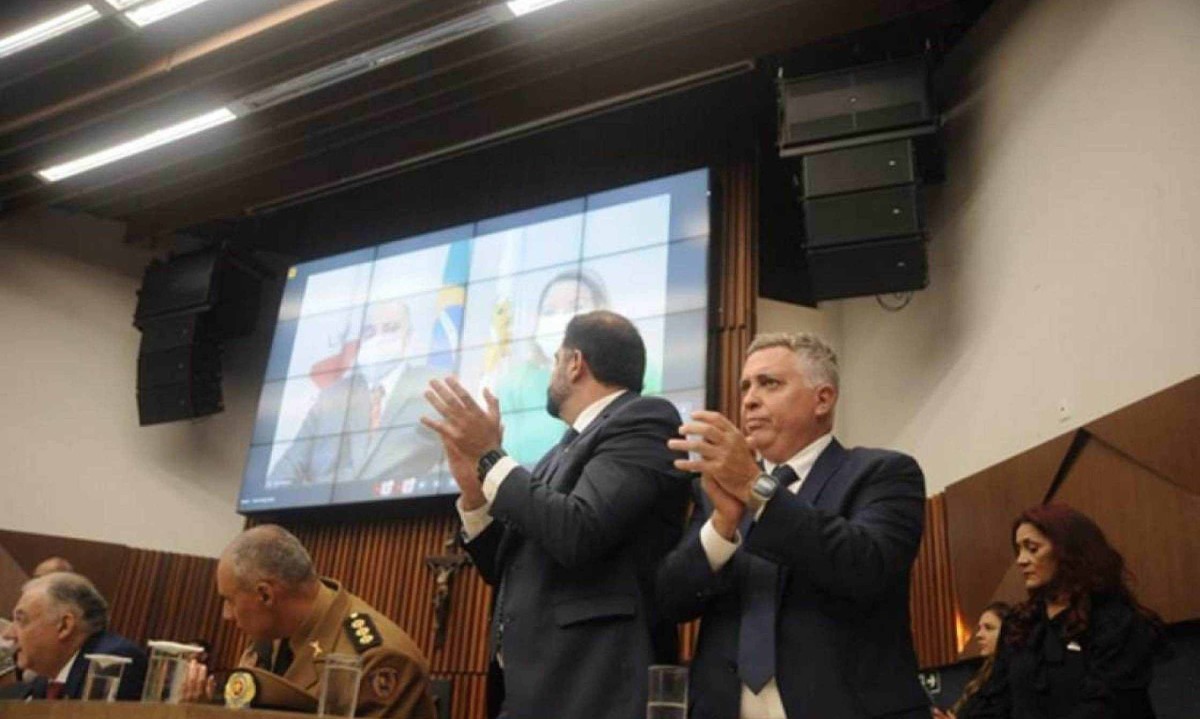 Solenidade marca a recondução de Fuad Noman à frente da Prefeitura de Belo Horizonte -  (crédito: Alexandre Guzanshe/EM/D.A Press)