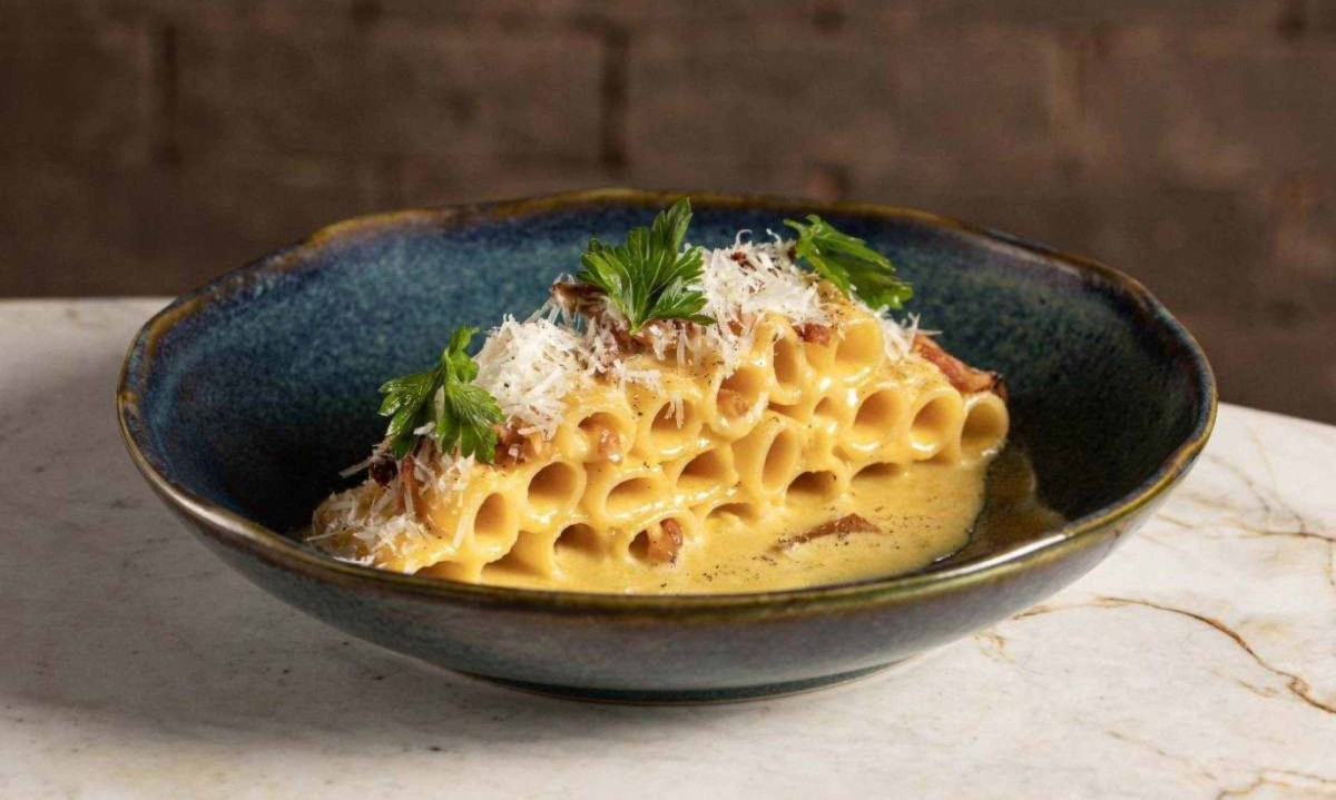Já que o chef é de Roma, uma boa pedida no italiano Zucco é o rigatoni à carbonara -  (crédito: Tatiana Frisson/Divulgação)