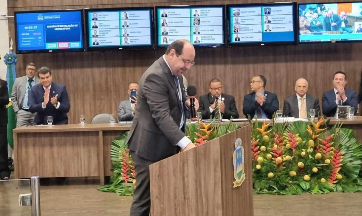 Prefeito de Montes Claros, Guilherme Guimar&atilde;es (Uniao Brasil) assinou o termo de posse na C&acirc;mara Municipal -  (crédito: Luiz Ribeiro/EM/D.A Press)