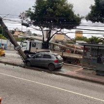 BH: homem bate carro em poste e imagem impressiona - Helvécio Carlos/EM/D.A Press