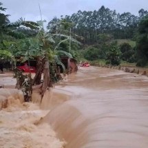 Família foi salva de enchente na madrugada de 1º de janeiro após fortes chuvas alagarem a zona rural de Maripá de Minas -  (crédito: Corpo de Bombeiros/Divulgação)