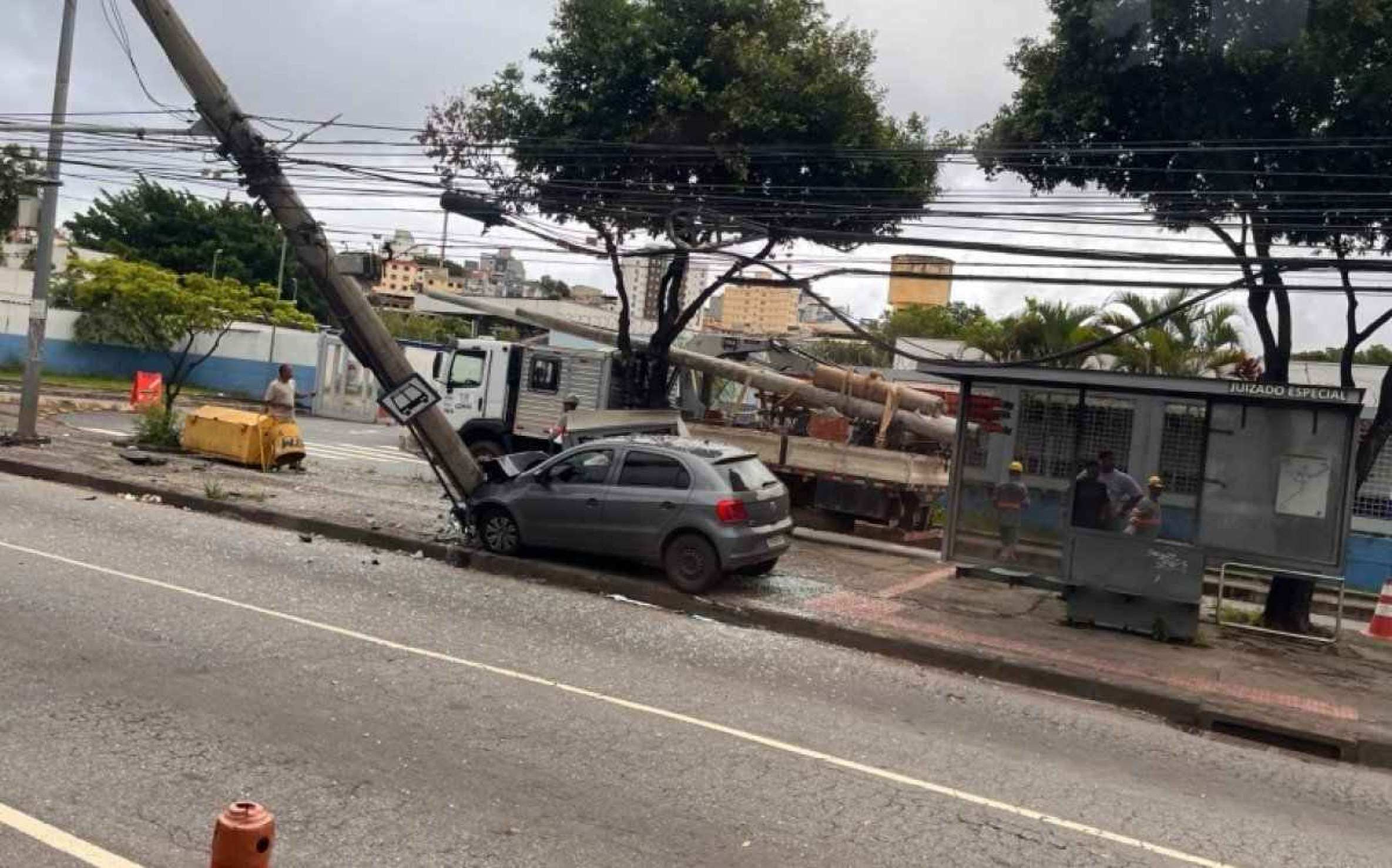 BH: homem bate carro em poste e imagem impressiona