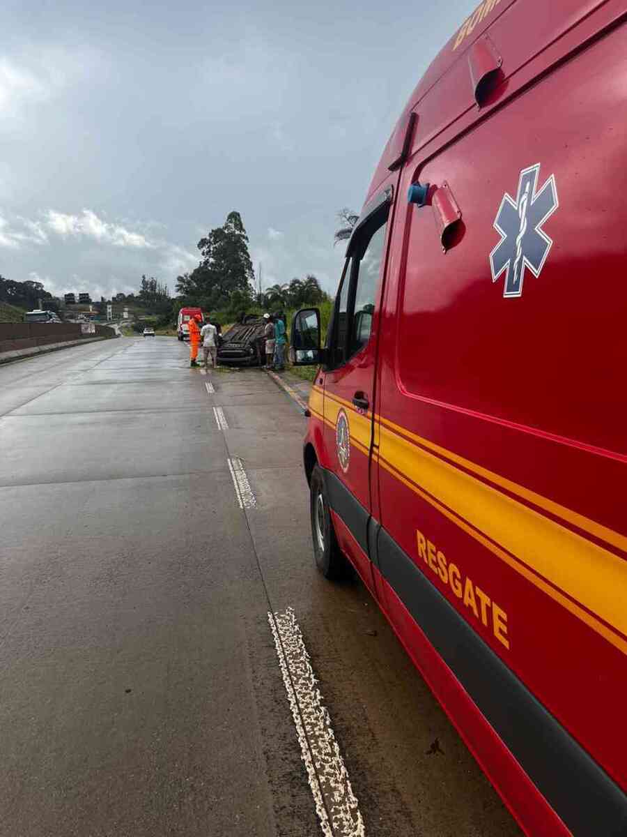 MG: carro capota na BR-381, e homem fica ferido com suspeita de fratura
