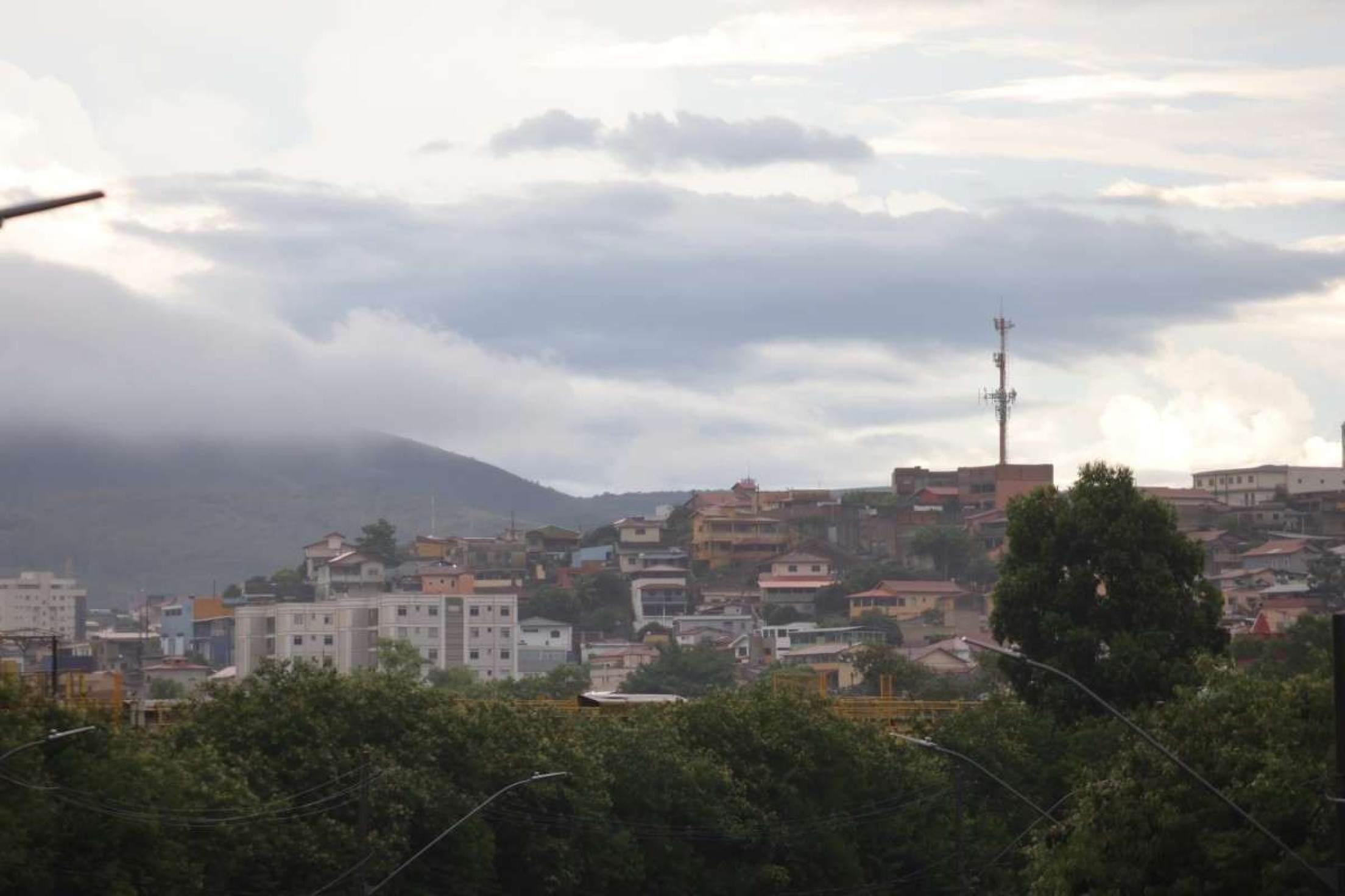 A chuva deixa ruas e avenidas com muita água na pista 