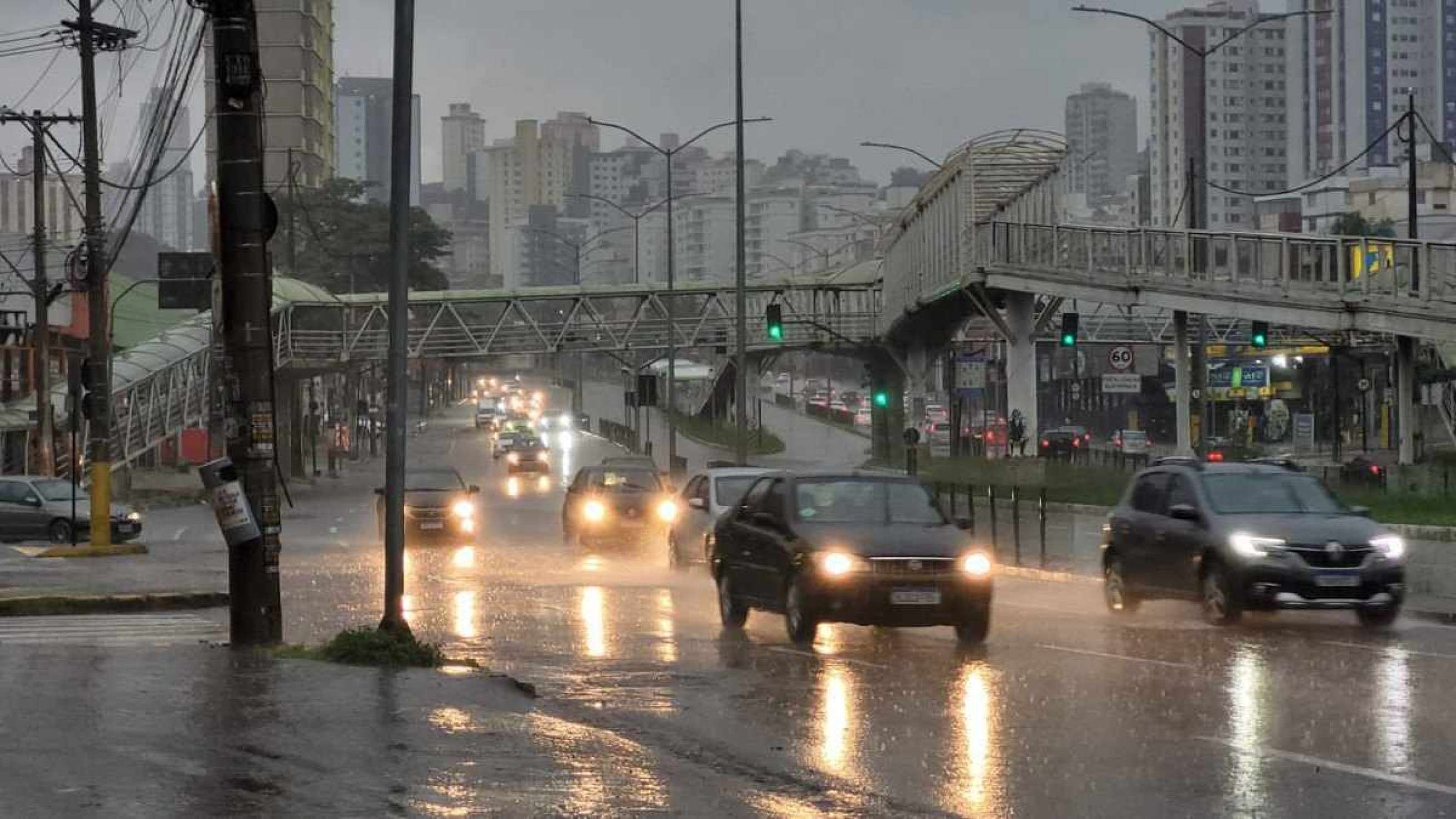 Chuva na Avenida Cristiano Machado 
