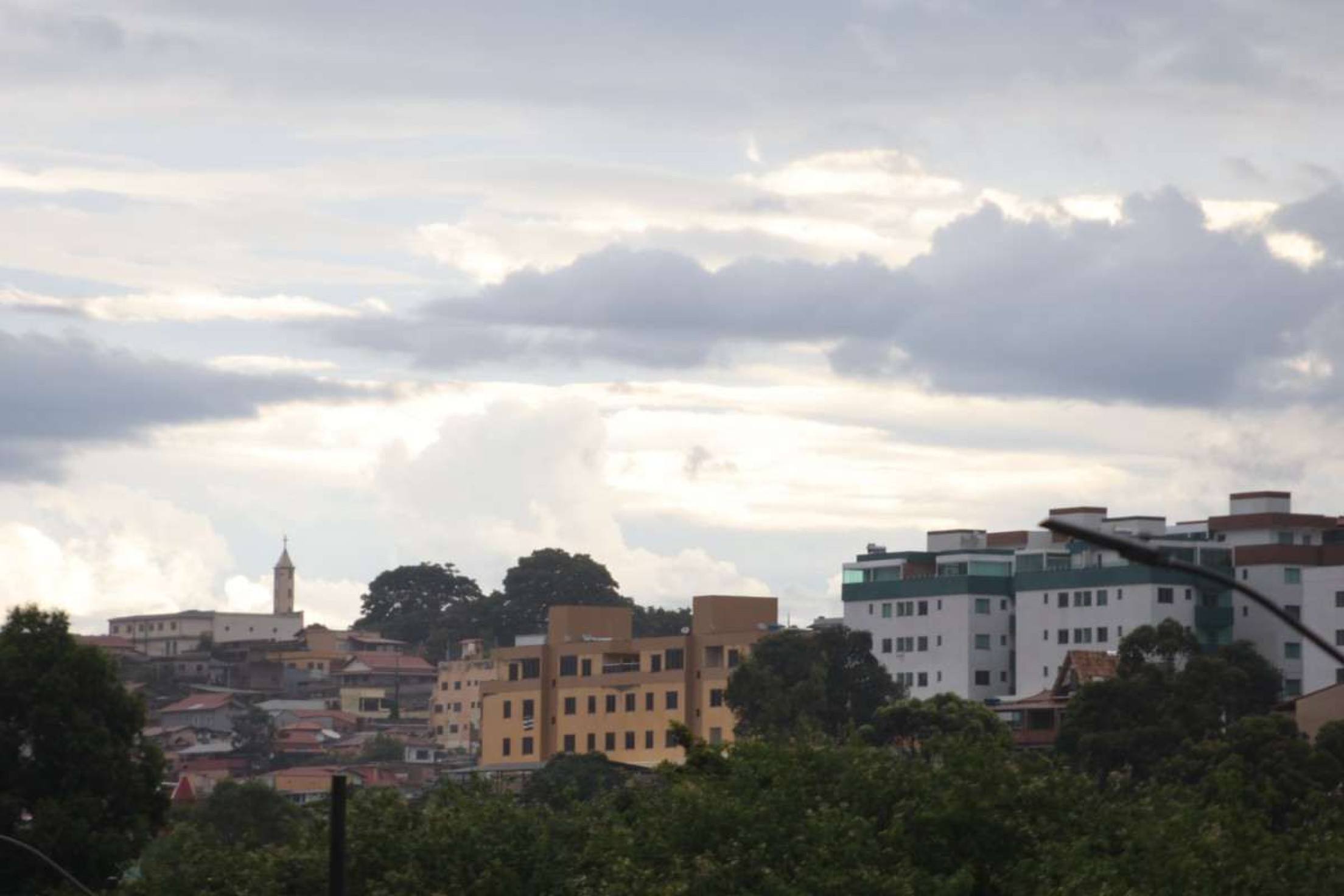 A chuva deixa ruas e avenidas com muita água na pista 
