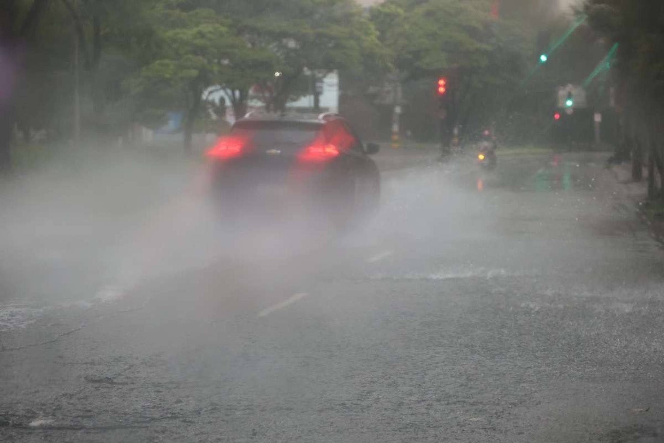 A chuva deixa ruas e avenidas com muita água na pista 