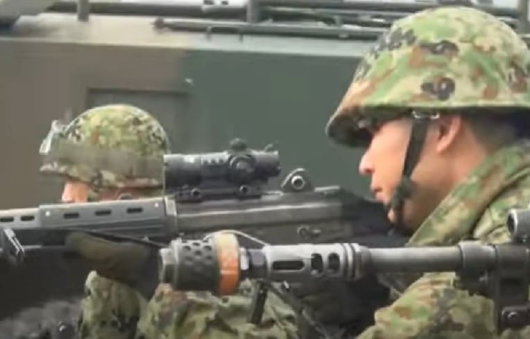 O JapÃ£o tem um exÃ©rcito autodefensivo, conhecido como ForÃ§as de Autodefesa. Com foco na defesa nacional e tecnologia avanÃ§ada, busca melhorar a capacidade de resposta a ameaÃ§as regionais, mantendo uma forte parceria com os EUA. Ã? o sÃ©timo, com nota 0.1601.