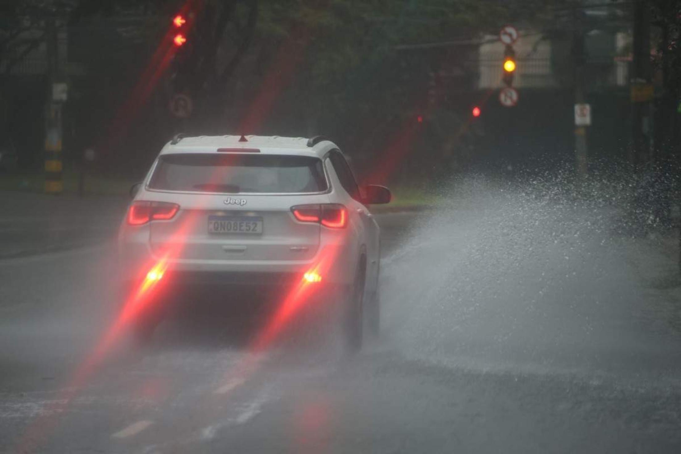A chuva deixa ruas e avenidas com muita água na pista 