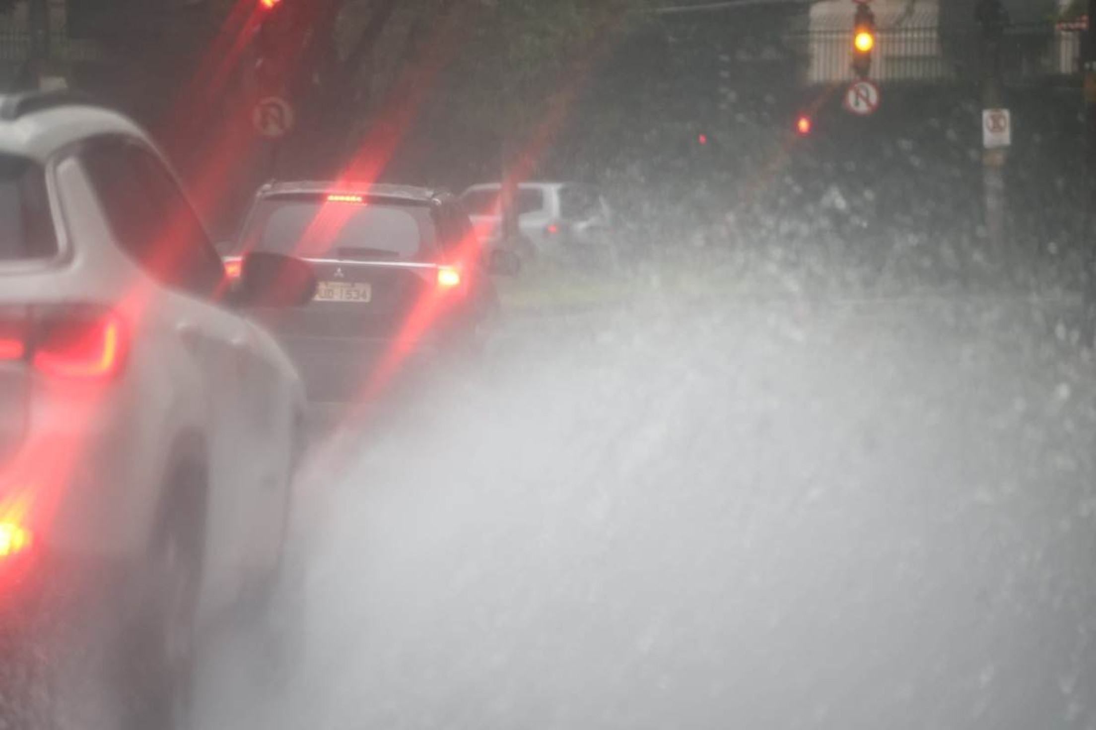 A chuva deixa ruas e avenidas com muita água na pista 