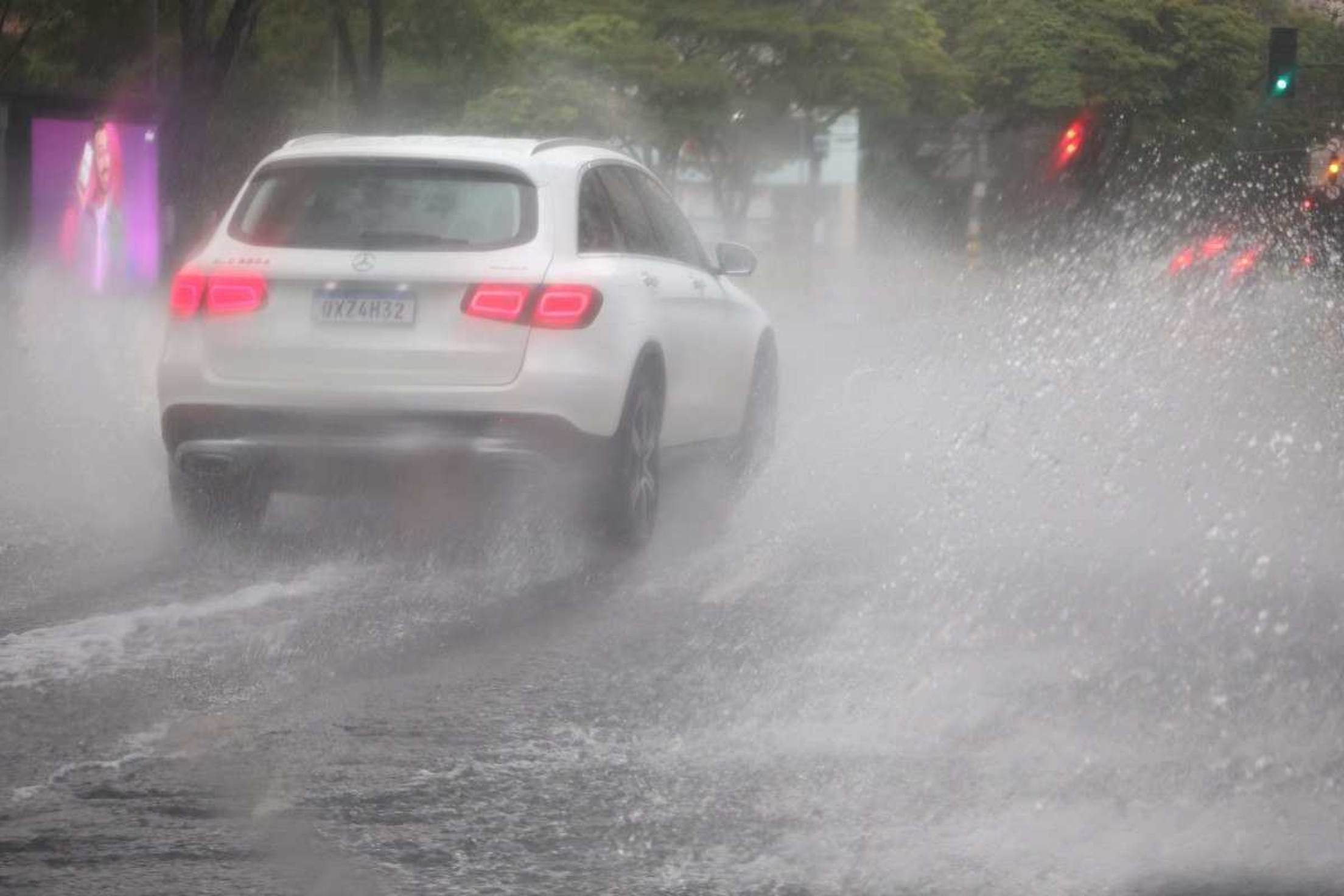 A chuva deixa ruas e avenidas com muita água na pista 