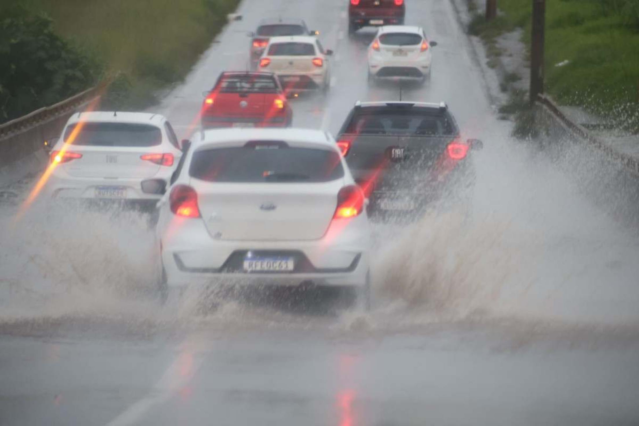 Trecho alagado na marginal da BR 262, na altura do bairro João Pinheiro