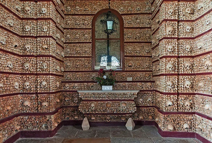 Capela de Ossos - Évora (Portugal) - Inaugurada no século 17 em estilo barroco, faz  parte da  Igreja de São Francisco, que  está classificada como Monumento Nacional desde 1910. As paredes e oito pilares estão 
