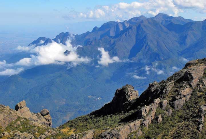 Marcando a divisa entre Minas Gerais, Rio de Janeiro e São Paulo, a trilha é considerada uma das mais difíceis do país, só pode ser acessada de abril até agosto, com guia especializado.