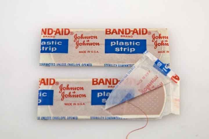 Band-Aid - Marca de bandagem adesiva para pequenas feridas ou cortes. Foi criada em 1920 pela empresa americana Johnson e Johnson. 

