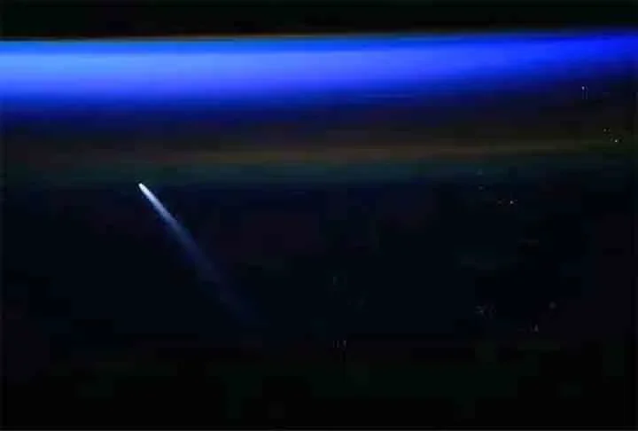 2024 também trouxe um presente especial para os astronautas, que fizeram questão de registrá-lo: o brilhante Cometa Tsuchinshan-ATLAS, ou Cometa A3. A aproximadamente 77 milhões de quilômetros de distância da Terra no momento desta foto.