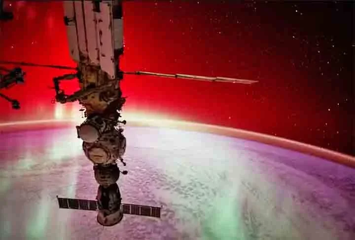 Claro que ela nÃ£o poderia faltar: a aurora boreal. Os astronautas tiraram uma foto da aurora, que irradia acima do Oceano Ãndico, ao redor da nave tripulada Soyuz MS-25 atracada na ISS.