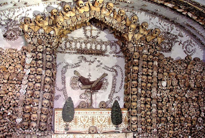 Cripta dos Capuchinhos - Roma (Itália) - Reúne pequenas capelas sob a Igreja de Santa Maria della Concezione dei Cappuccini, na Praça Barberini.  Tem partes de esqueletos de 3.700 frades franciscanos, chamados de capuchinhos, que morreram entre 1528 e 1870. 