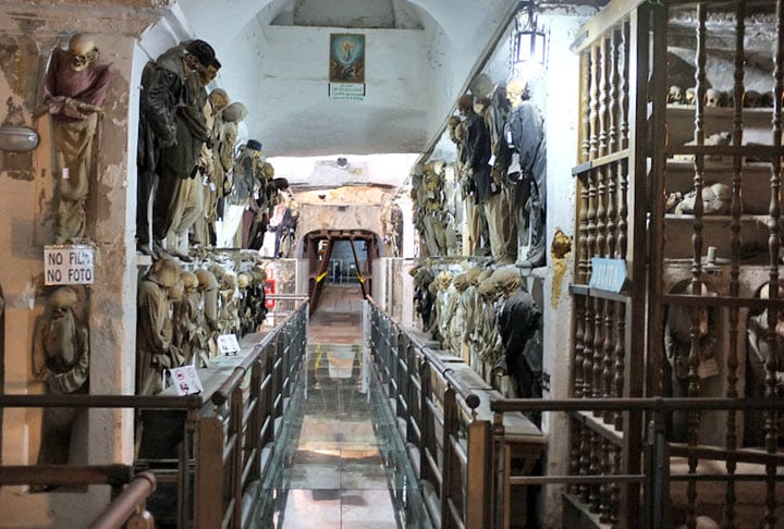 Catacumbas dos Capuchinhos – Palermo (Itália) - Frades franciscanos e nobres da cidade siciliana estão mumificados e ficam expostos num cenário macabro que tem origem no século 16. Em 1534, os corpos dos freis eram enrolados em lençóis e jogados numa fossa atrás da Igreja de Santa Maria della Pace.  