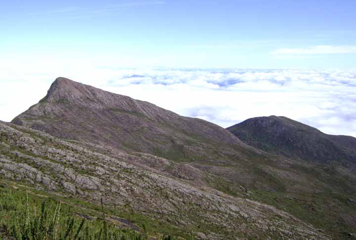 A montanha, no Parque Nacional do CaparaÃ³, Ã© mais alta das que ficam apenas dentro de Minas Gerais (jÃ¡ que as demais fazem divisa com outros estados). A trilha atÃ© o pico Ã© desafiadora, com 8 km de extensÃ£o.