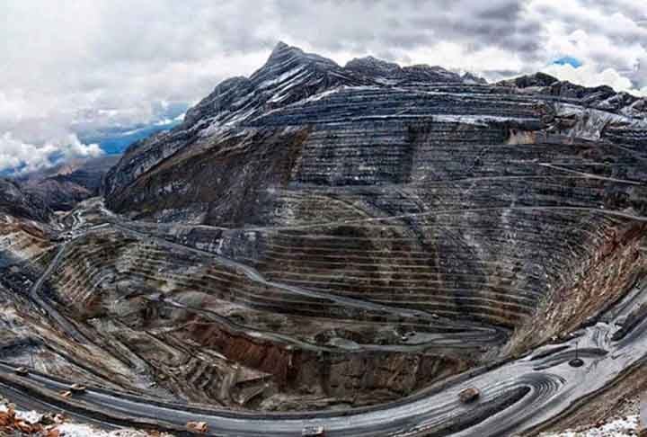 Antamina na Cordilheira dos Andes do Peru é uma das maiores minas de prata, cobre e zinco do mundo. Fica a céu aberto e é de propriedade conjunta da Teck Resources, BHP , Glencore e Mitsubishi Corporation.