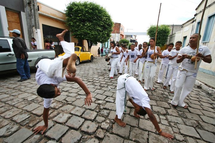 Capoeira é jogo, música, dança! Defesa com arte e gingado