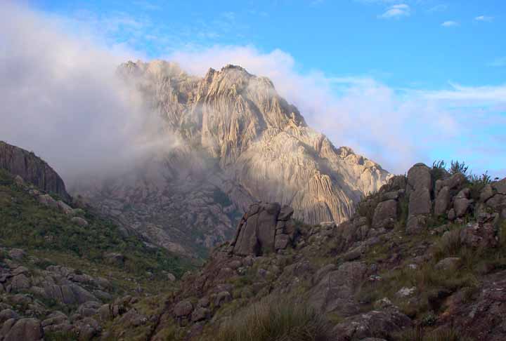 5º - Pico das Agulhas Negras - Serra do Itatiaia/MG-RJ - Altitude: 2.790 metros. 