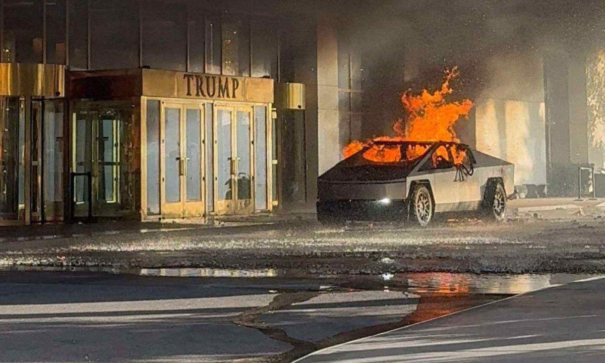 Bombeiros trabalhando no Tesla Cybertruck que pegou fogo na entrada da Trump Tower em Las Vegas -  (crédito: Ronda Churchill/Reuters)