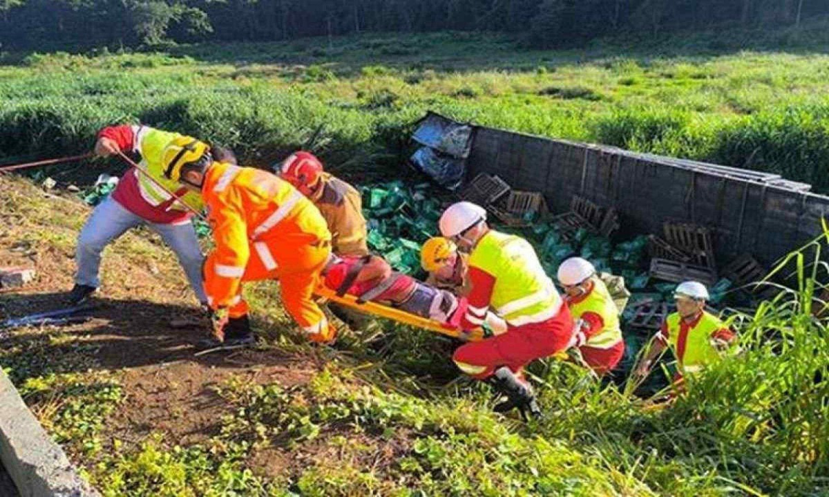 Bombeiros retiram motorista de carreta das ferragens -  (crédito: CBMMG)