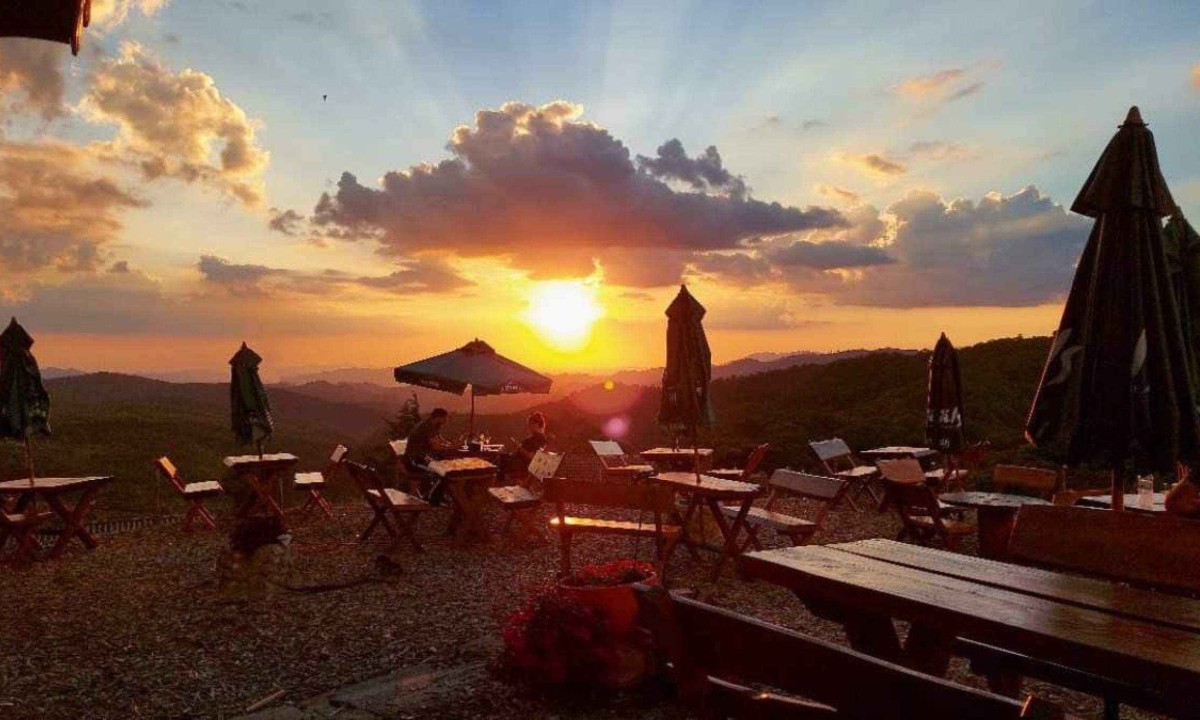 Deslumbrante vista do Pôr do sol que pode ser desfrutado do Bar Hügel   -  (crédito: Hügel Bar e Gastronomia /Divulgação)