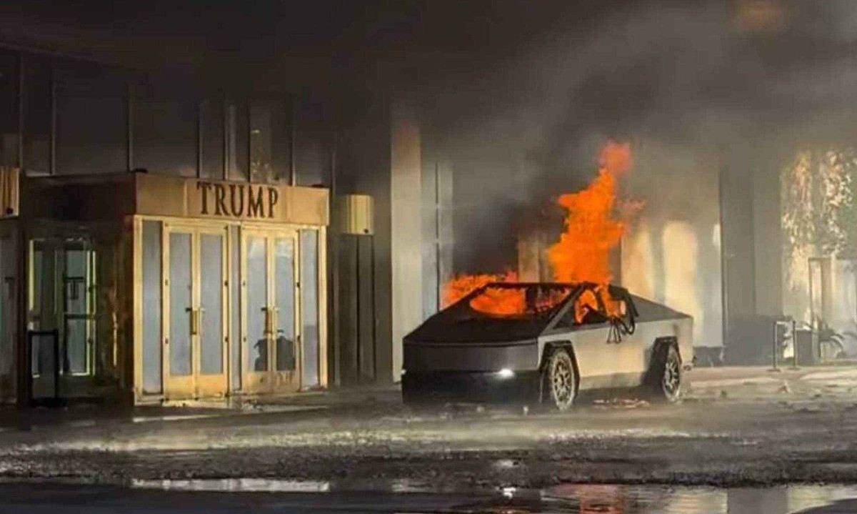 Veículo elétrico da Tesla pega fogo em frente ao Hotel Trump Tower, em Las Vegas -  (crédito: Redes Sociais)