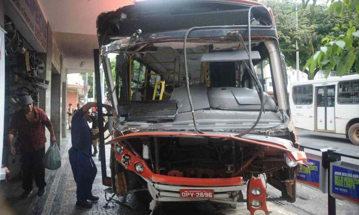 Acidente entre os dois ônibus deixou cinco pessoas feridas -  (crédito: Alexandre Guzanshe/EM/D.A. Press)